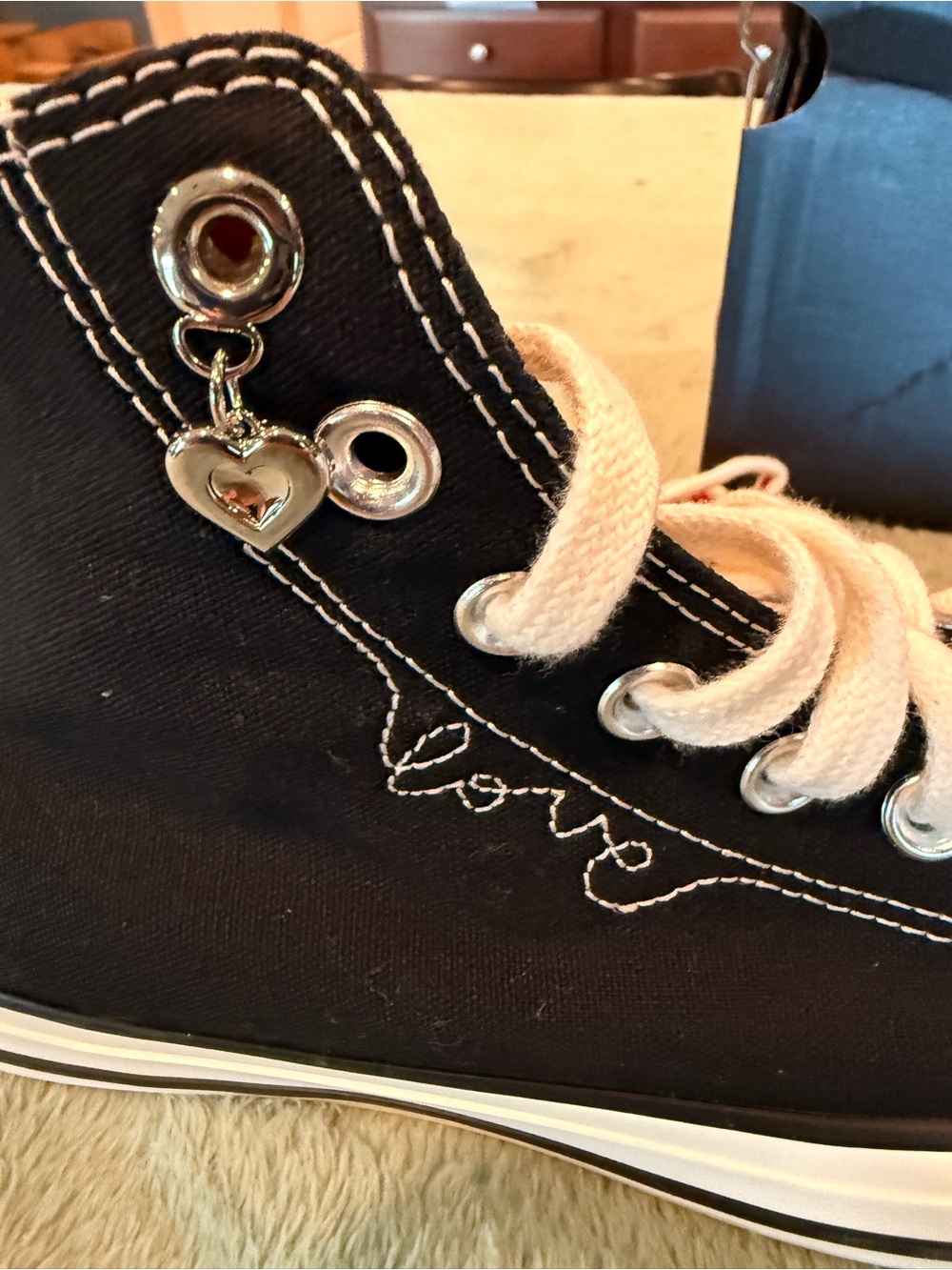 Converse Valentine’s Day Chuck Taylor All Star Hi Hearts Women’s 9.5 NIB - Picture 7 of 14